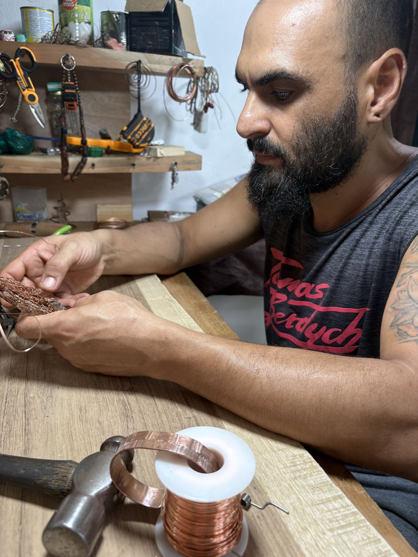 Andrés trabajando en su taller
